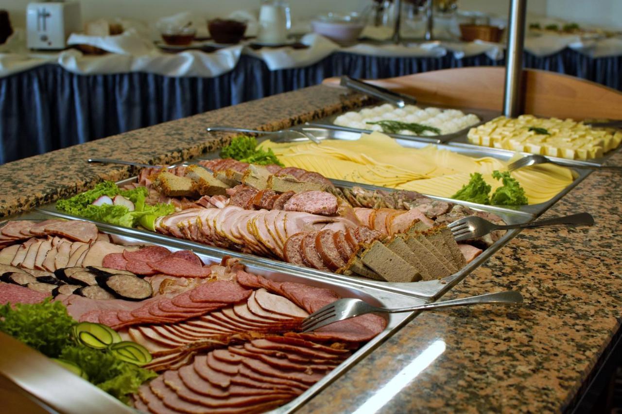 Hotel Huszcza Mragowo Bagian luar foto