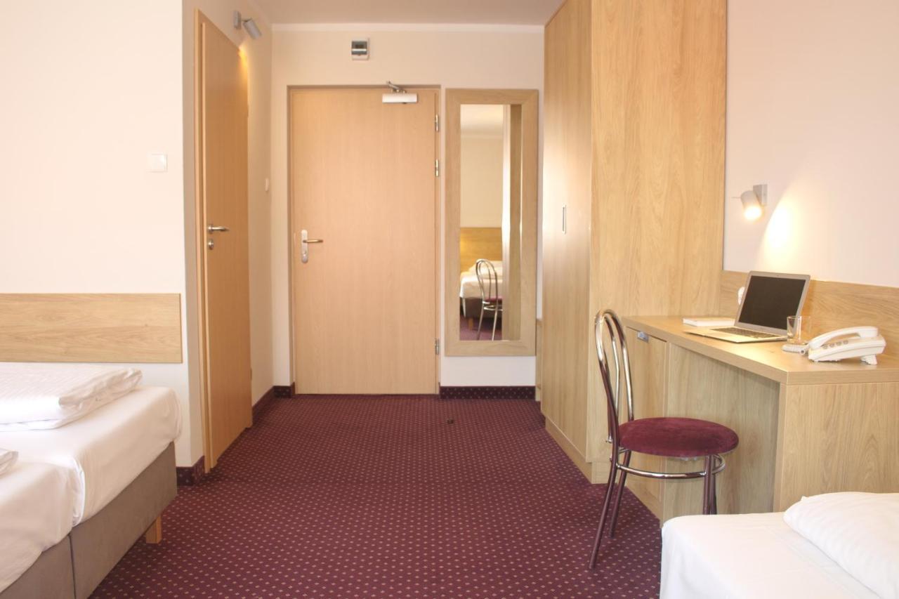 Hotel Huszcza Mragowo Bagian luar foto