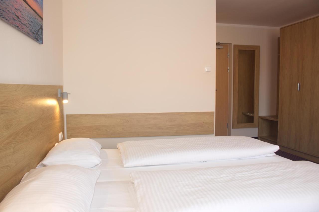Hotel Huszcza Mragowo Bagian luar foto