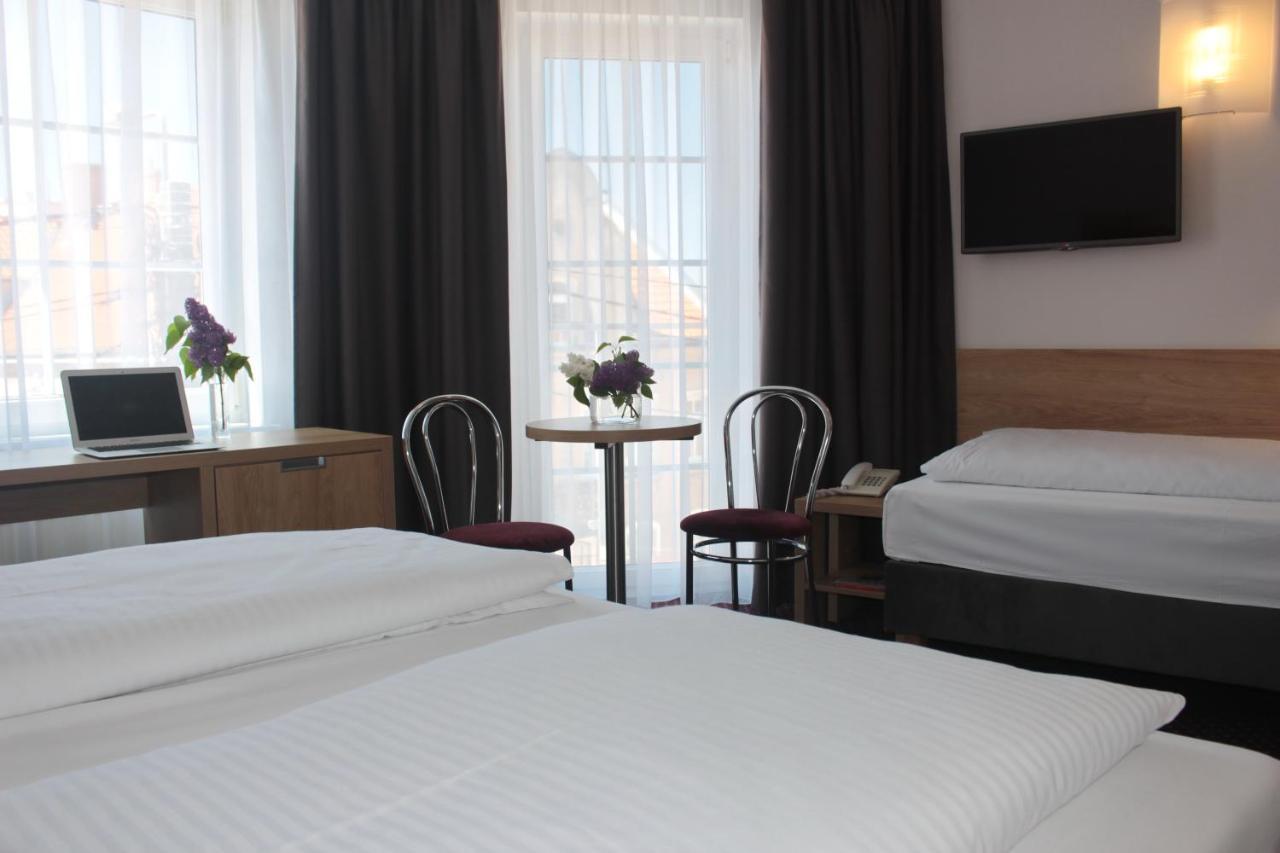 Hotel Huszcza Mragowo Bagian luar foto