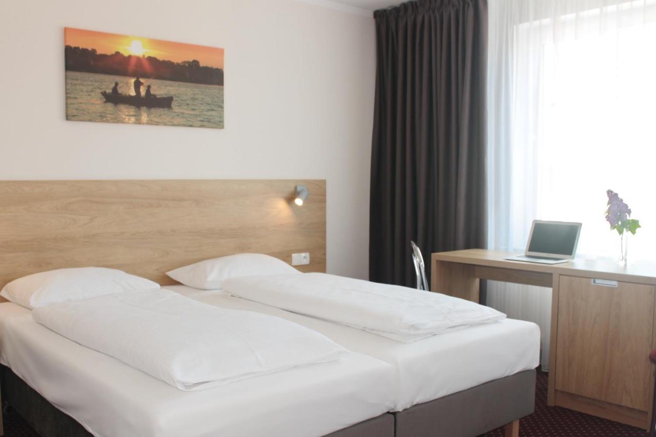 Hotel Huszcza Mragowo Bagian luar foto