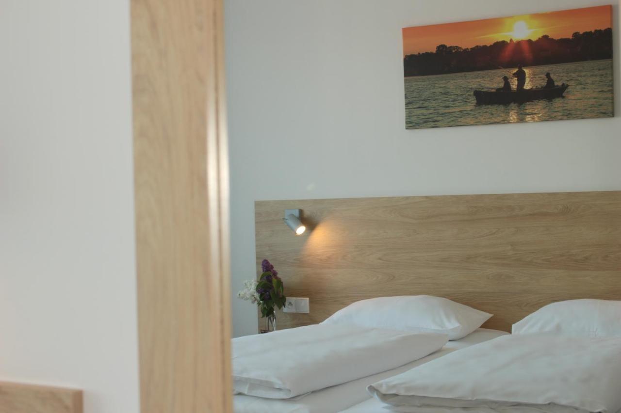 Hotel Huszcza Mragowo Bagian luar foto