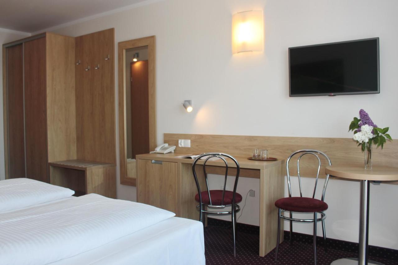 Hotel Huszcza Mragowo Bagian luar foto